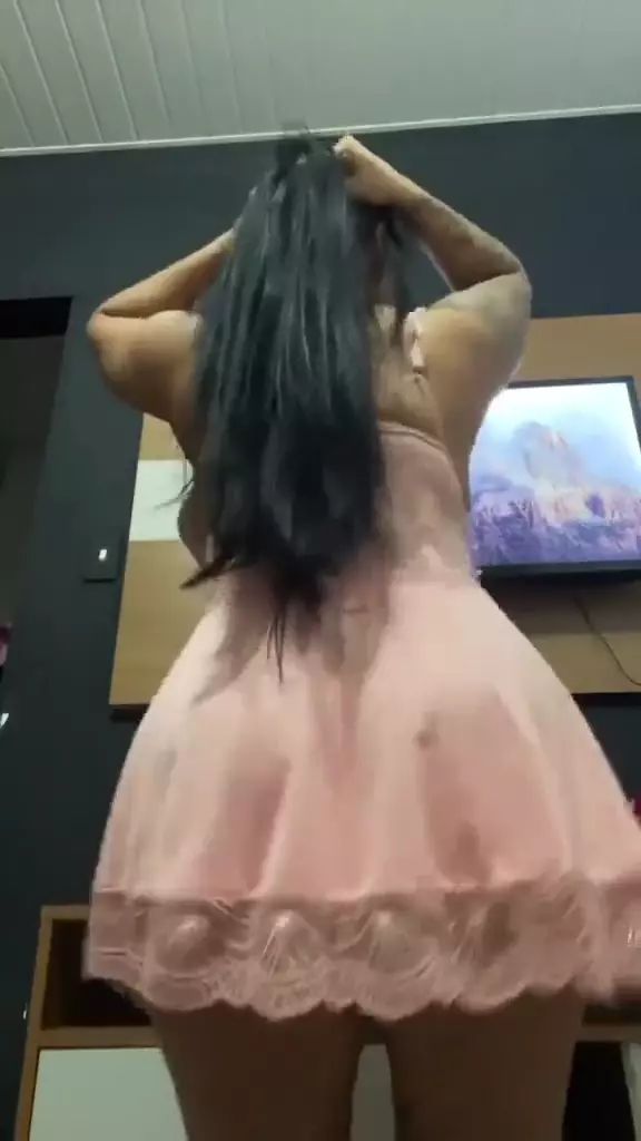 Josy Vania se mueve muy atrevida, desde su vestido corto hasta su corona con cola