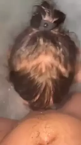 Chicas jóvenes divirtiéndose juntas en el jacuzzi con una gran polla