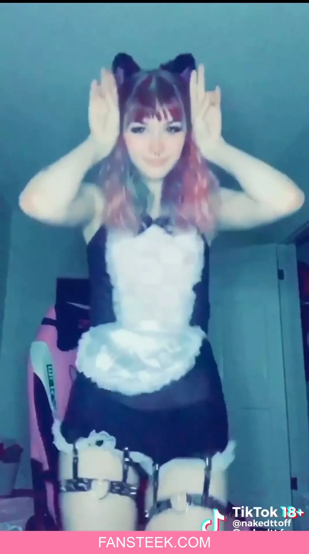 KittenWithDabs mostrando su cuerpo en TikTok