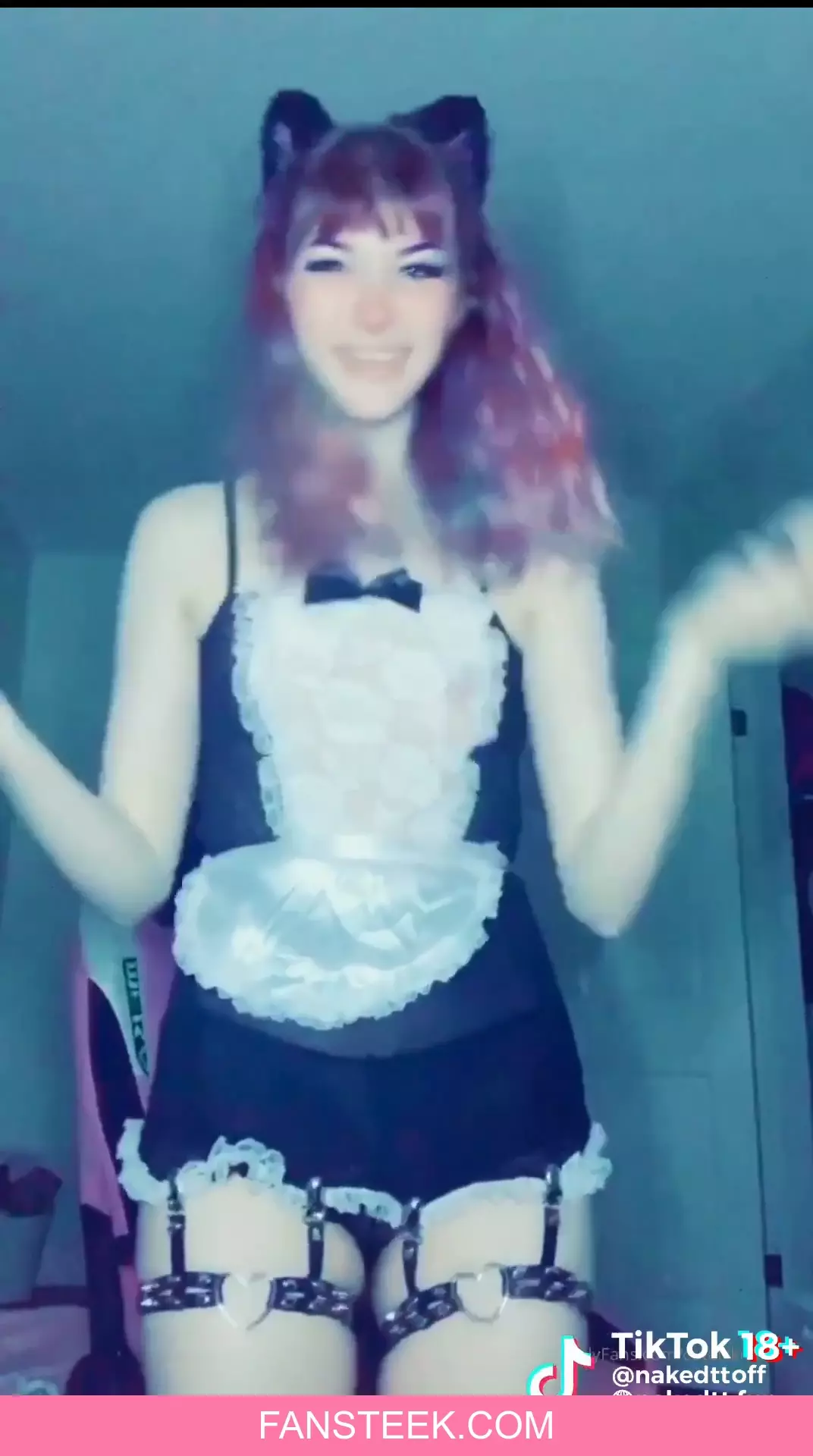 KittenWithDabs mostrando su cuerpo en TikTok