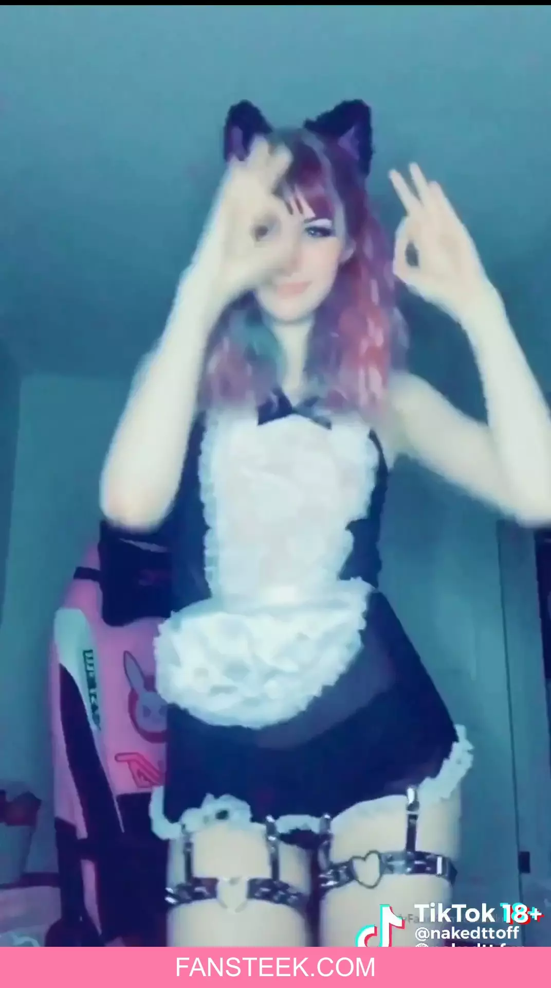 KittenWithDabs mostrando su cuerpo en TikTok