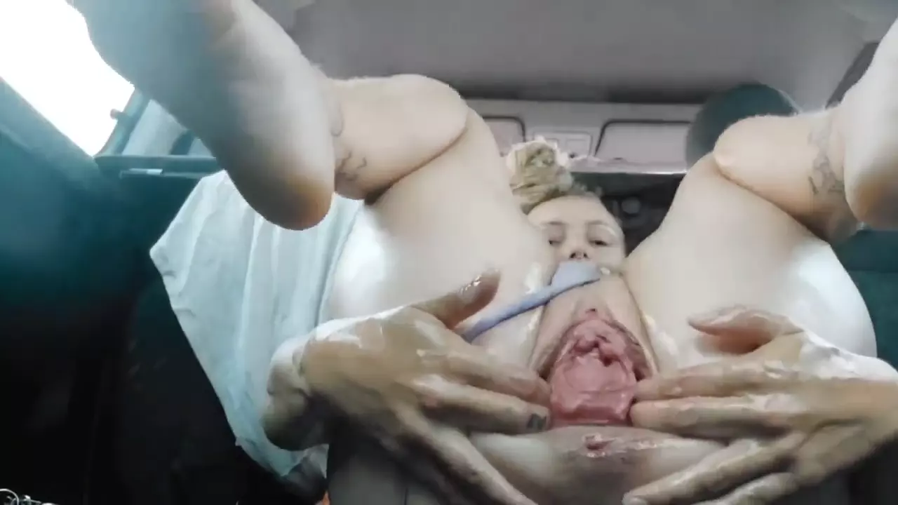 Mujer haciendo twerking y masturbándose en el coche