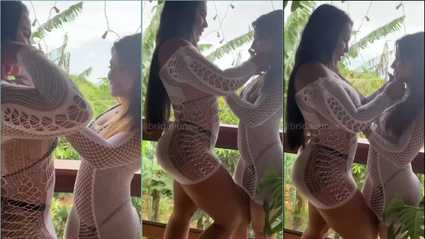 Juliana Alves besándose con la sexy Brida Nunes en el balcón