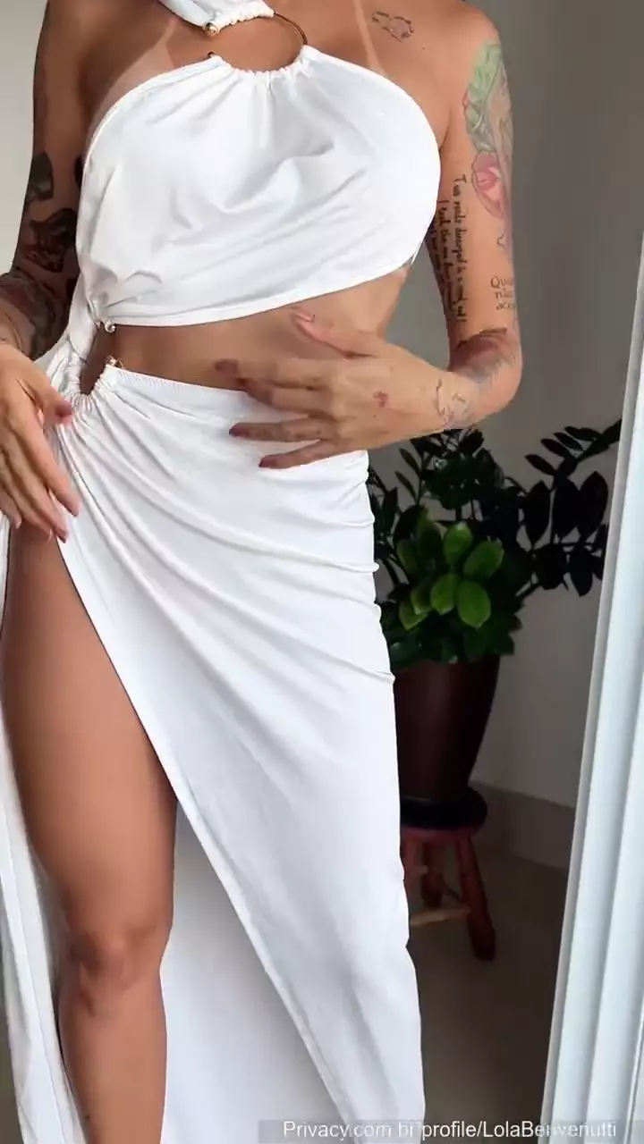 Lola Benvenutti mostrando sus tetas y su maravillosa figura en vídeo casero