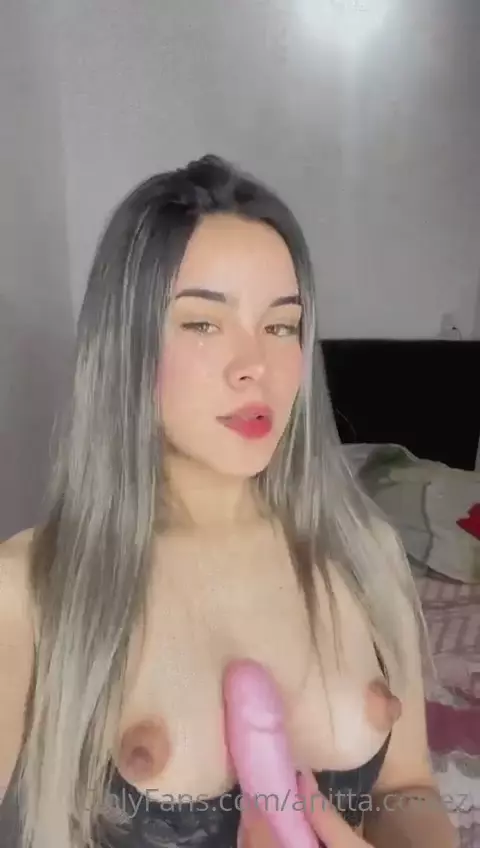 Anitta Cortez usando un vibrador en sus duros pechos