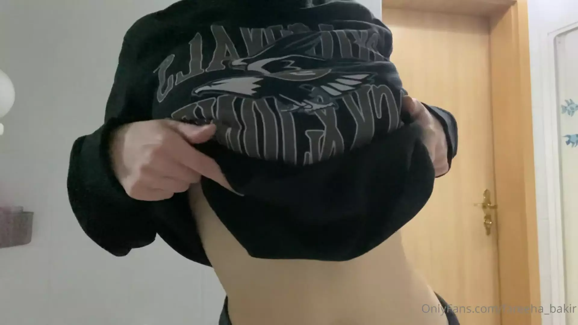 Fareeha Bakir: video filtrado de Onlyfans con sudadera con capucha Titty Drop