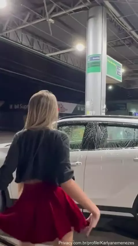 Karlyane Menezes en la gasolinera mostrando las tetas y el culazo bailando y levantándose la falda