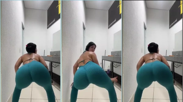 Mamá caliente haciendo twerking travieso en mallas ajustadas