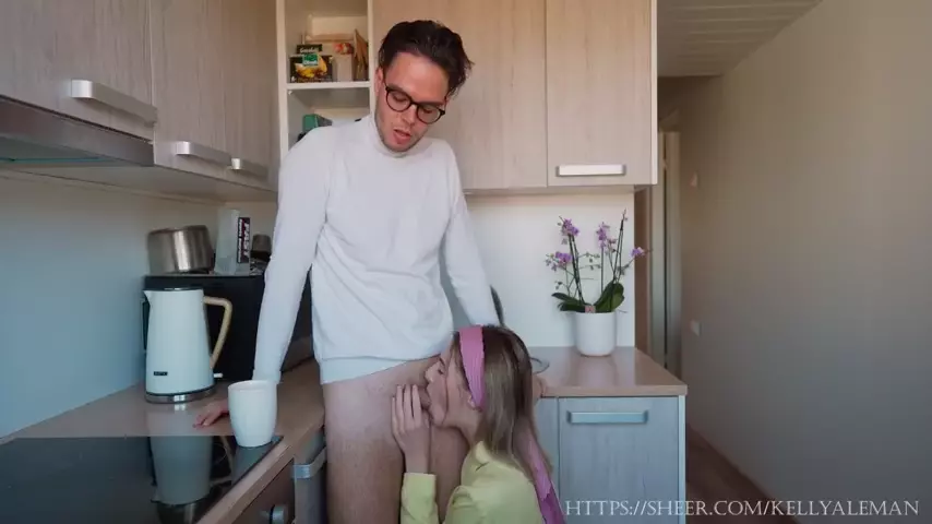 La chica está preparando la cena, pero la amiga en realidad tiene ganas de hacer otra cosa, si sabes a qué me refiero.