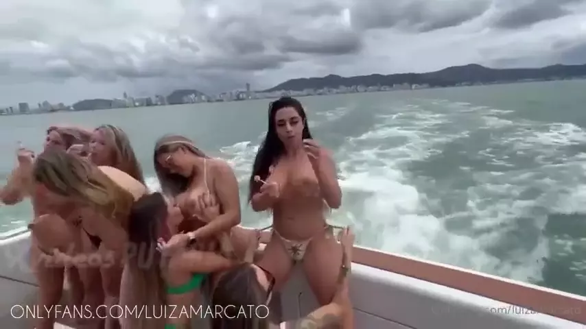 Putas onlyfans disfrutando de una fiesta de mujeres en el barco en el mar