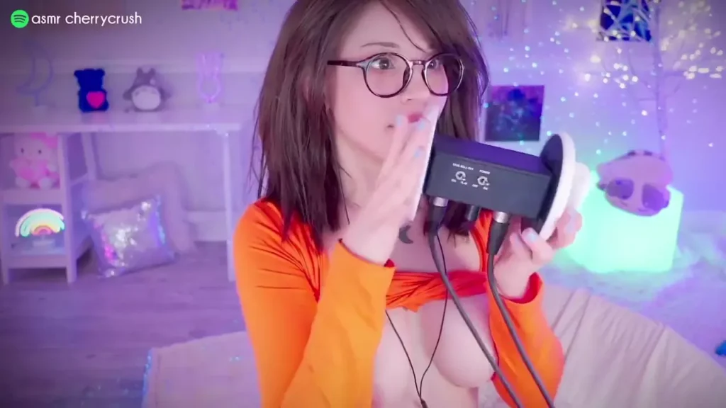 El video pago de Cherry Crush ASMR muestra a Velma lamiendo las orejas y goteando