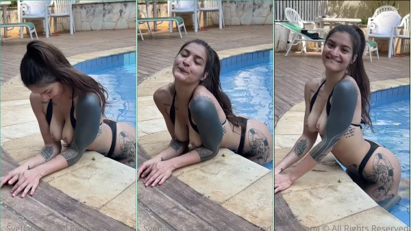 Svetlanna mostrando sus firmes pechos en la piscina