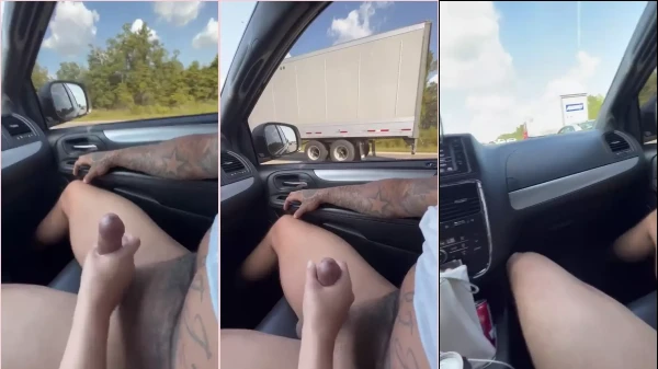 Amateur cachonda pillada masturbándose para el chico mientras conducía el coche