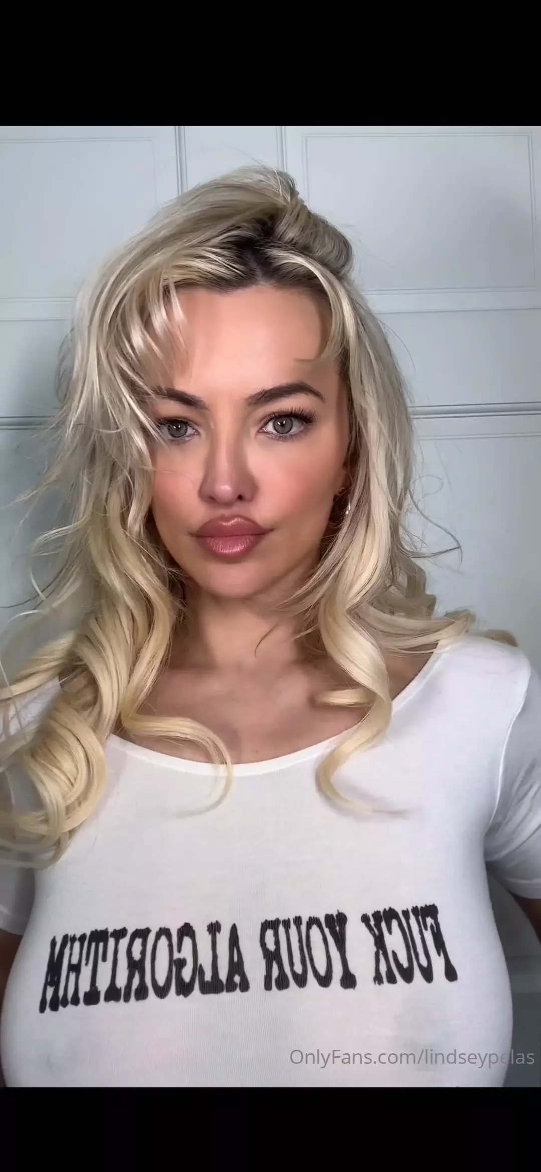 Vídeo filtrado de Onlyfans de Lindsey Pelas desnuda con subtítulos en inglés en formato POV