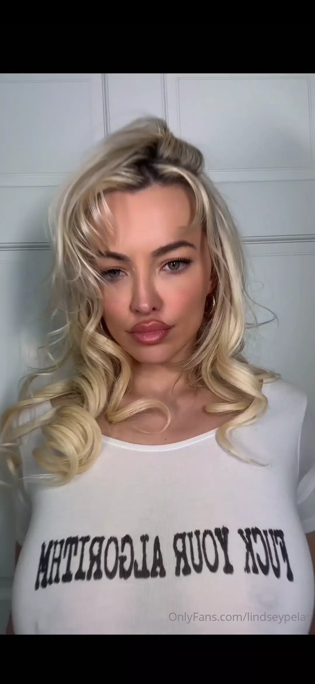 Vídeo filtrado de Onlyfans de Lindsey Pelas desnuda con subtítulos en inglés en formato POV