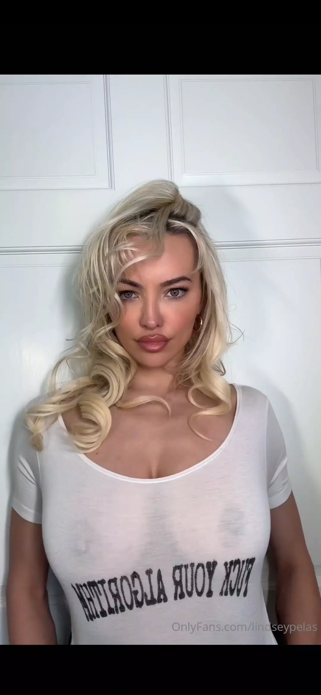 Vídeo filtrado de Onlyfans de Lindsey Pelas desnuda con subtítulos en inglés en formato POV