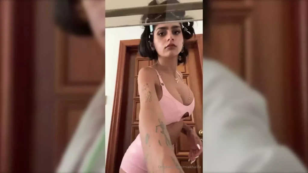 Video porno filtrado de Mia Khalifa en Onlyfans mostrando el pecho sin camiseta