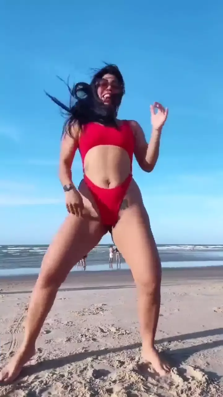 Francielly Araujo bailando en diminuto bikini en la concurrida playa