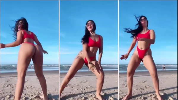 Francielly Araujo bailando en diminuto bikini en la concurrida playa