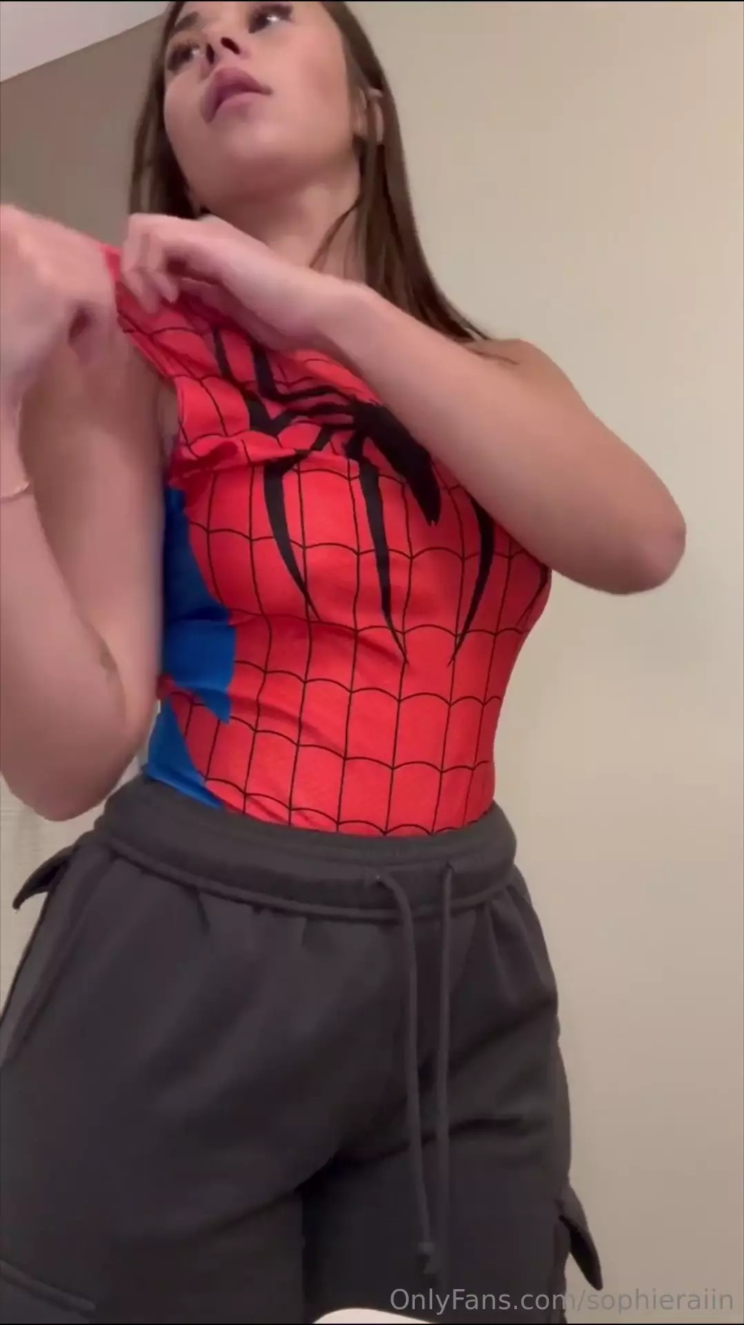 Sophie Raiin, una bella joven, se vuelve sensual al disfrazarse de Spiderman