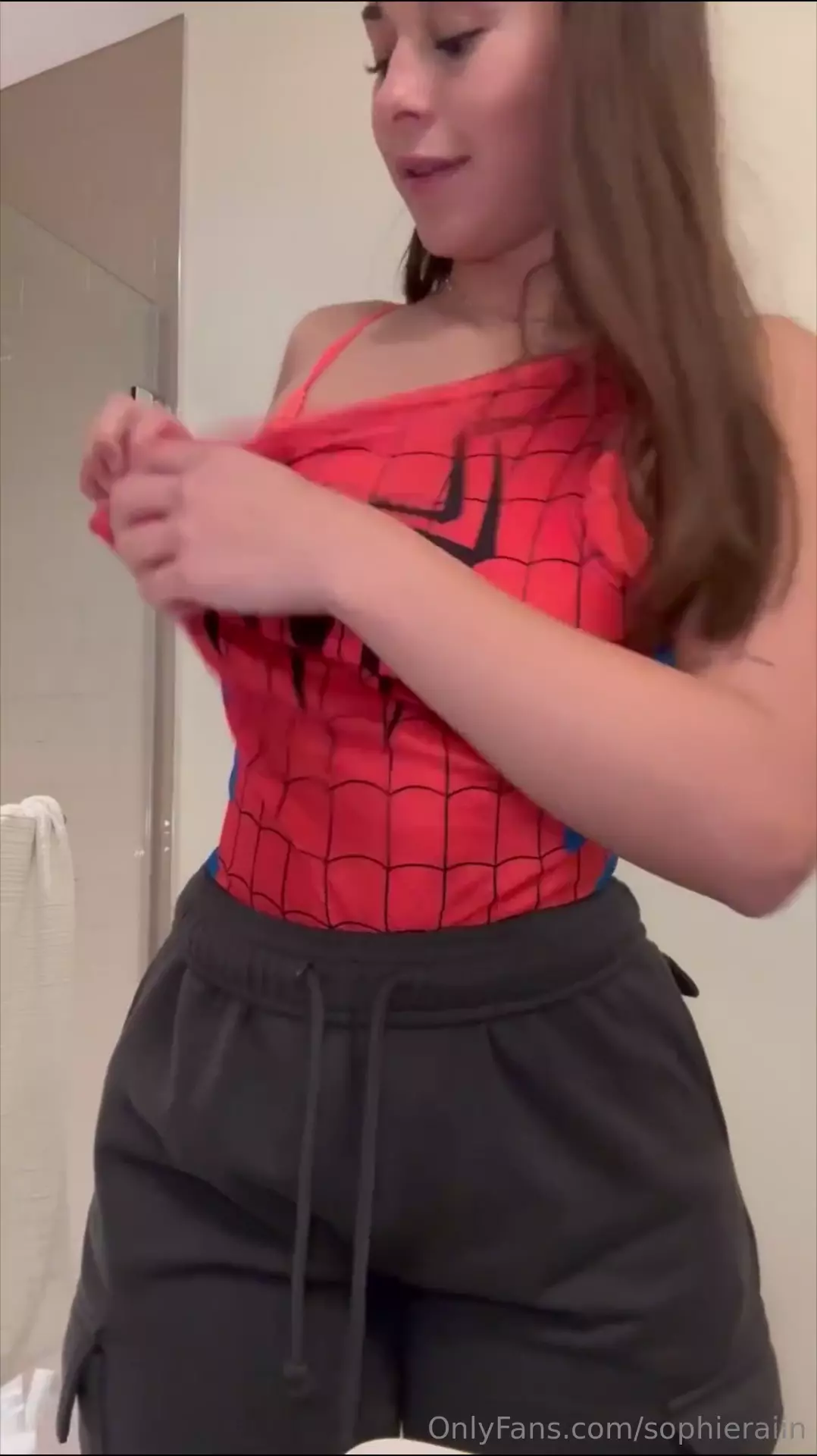 Sophie Raiin, una bella joven, se vuelve sensual al disfrazarse de Spiderman