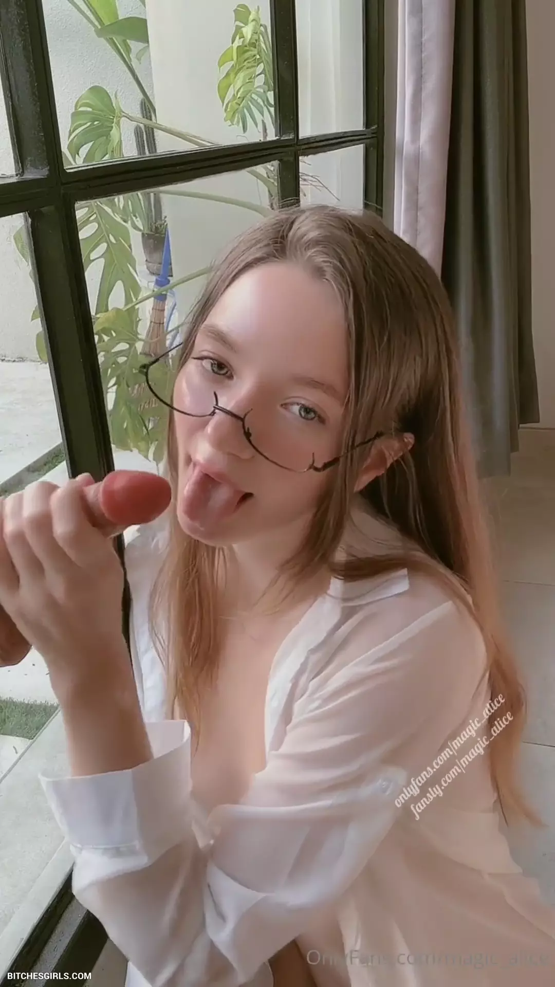 Alice, una preciosa jovencita con gafas y pezones rosados, disfruta de un consolador de goma