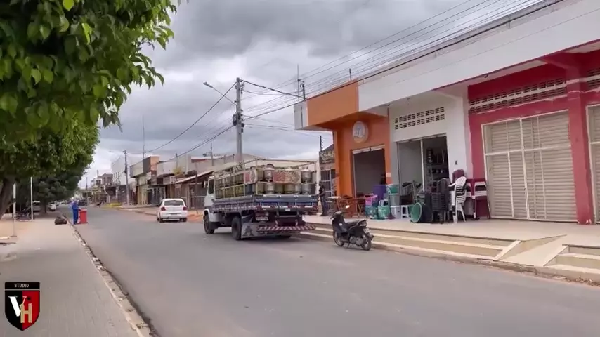 Mujer joven sentada en el asiento del auto del auto