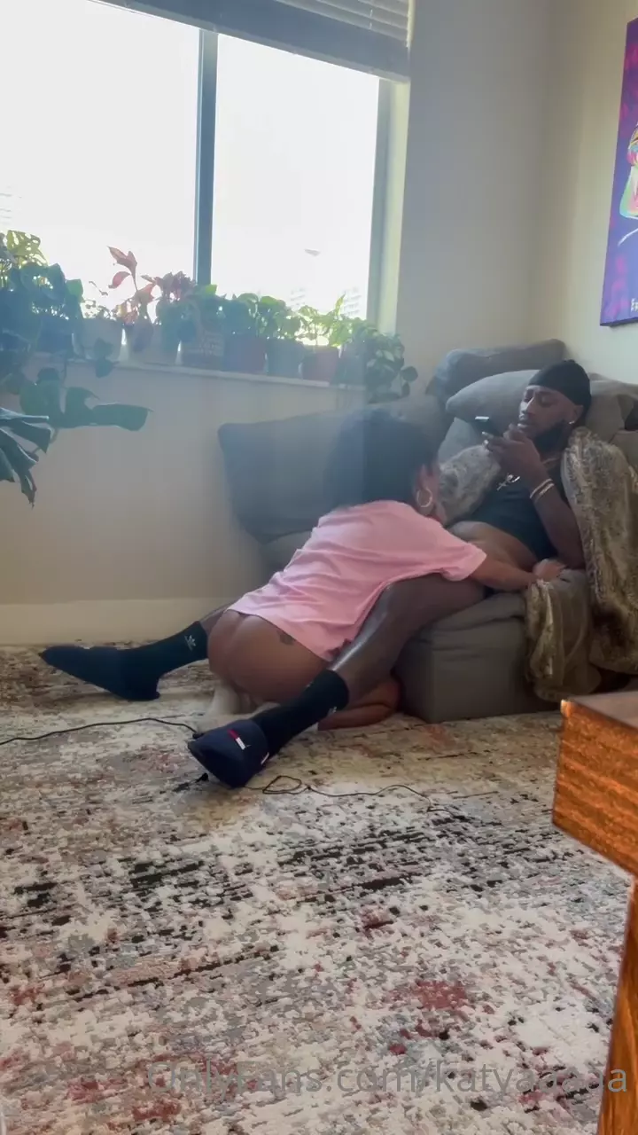 Kathiana practicando sexo oral con un negro apasionado