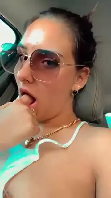 Mariana Casaroto mostrando toda su sensualidad en el auto