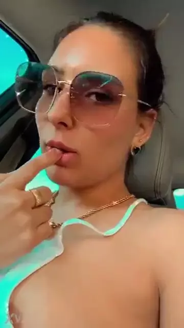 Mariana Casaroto mostrando toda su sensualidad en el auto