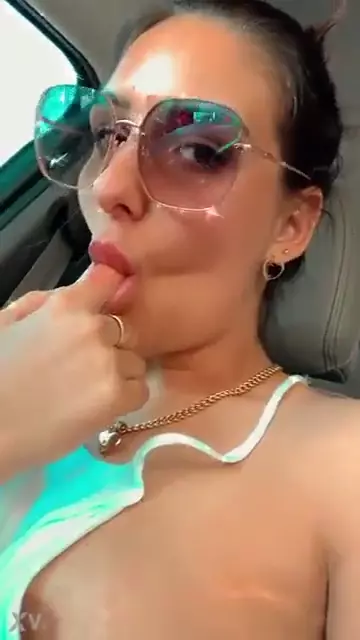 Mariana Casaroto mostrando toda su sensualidad en el auto