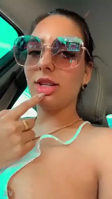 Mariana Casaroto mostrando toda su sensualidad en el auto