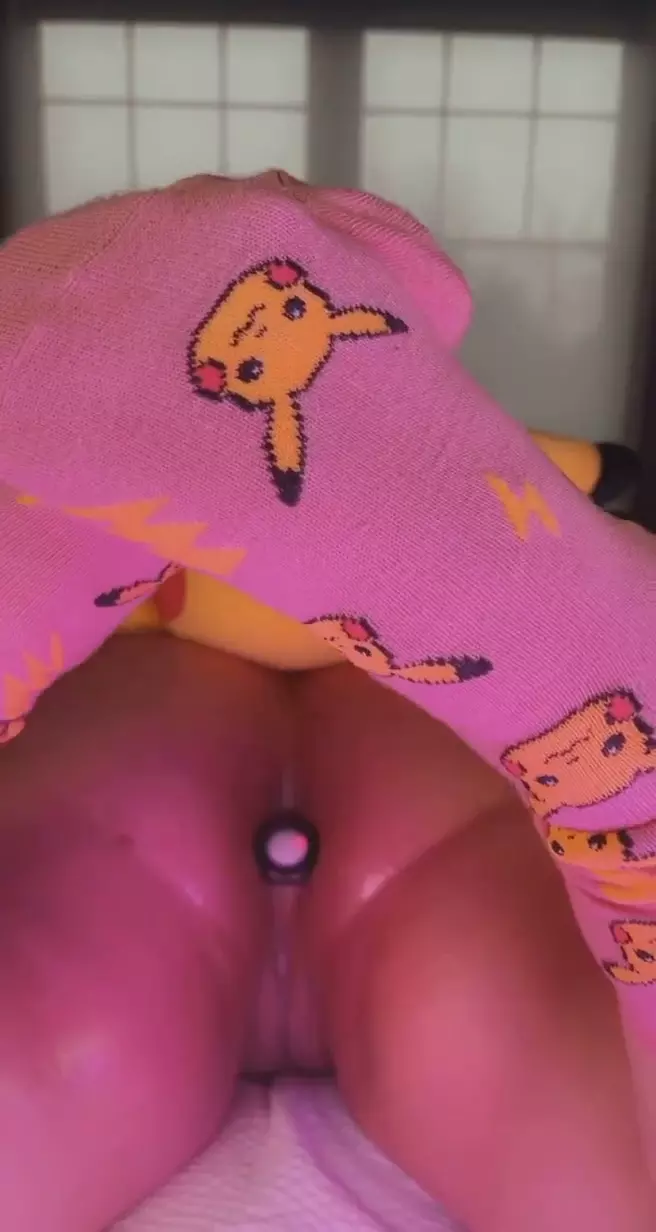 Stephanie Rodríguez disfrutando a cuatro patas con un consolador en el culo y un gorro anal