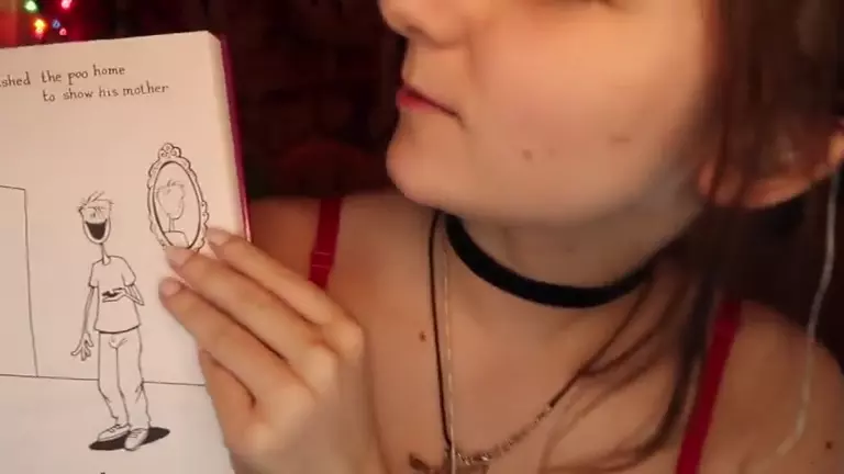 AftynRose ASMR hace videos de lectura de libros en su canal