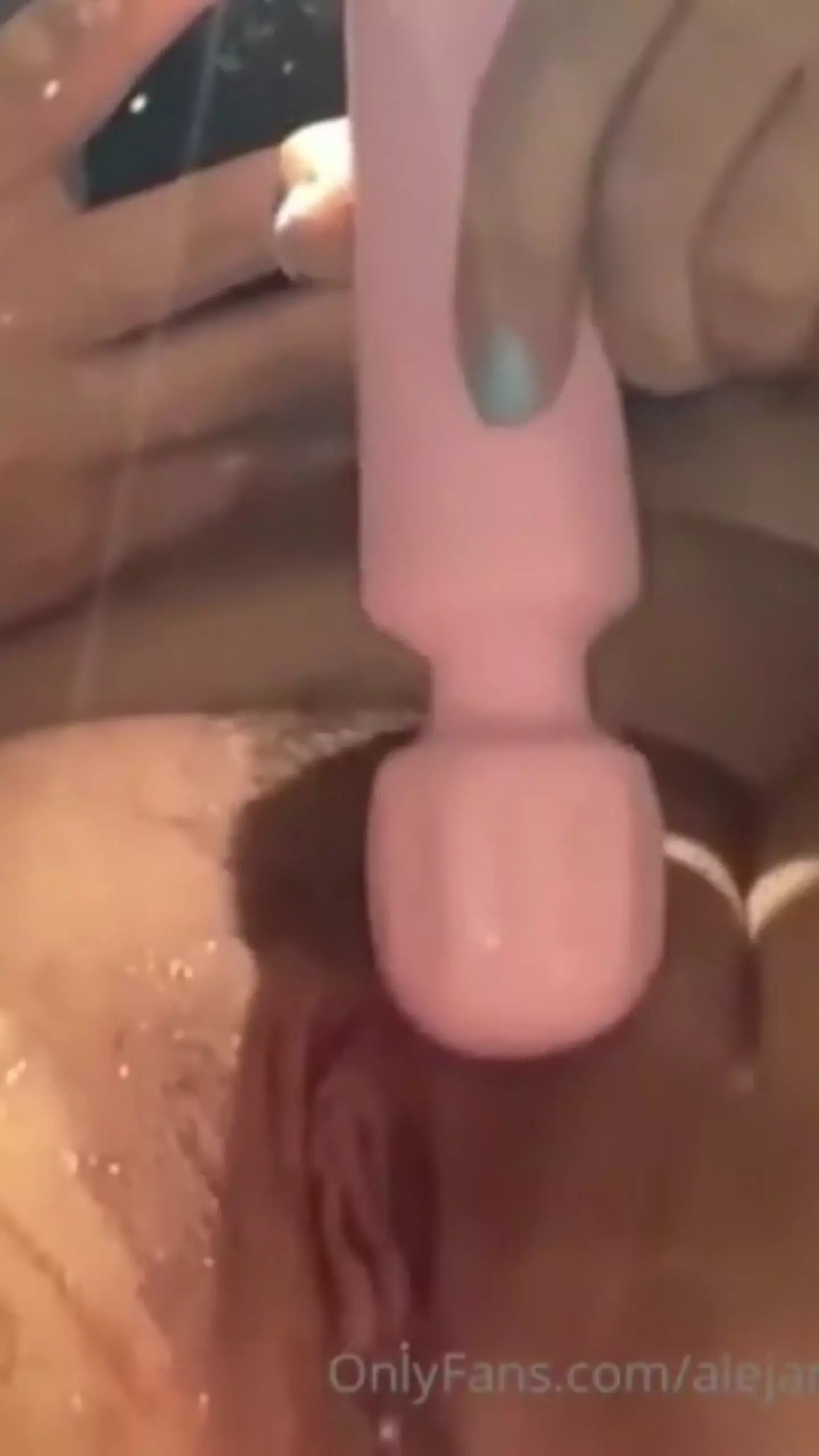 Alejandra Quiroz experimenta un intenso orgasmo con un vibrador estimulando su zona genital