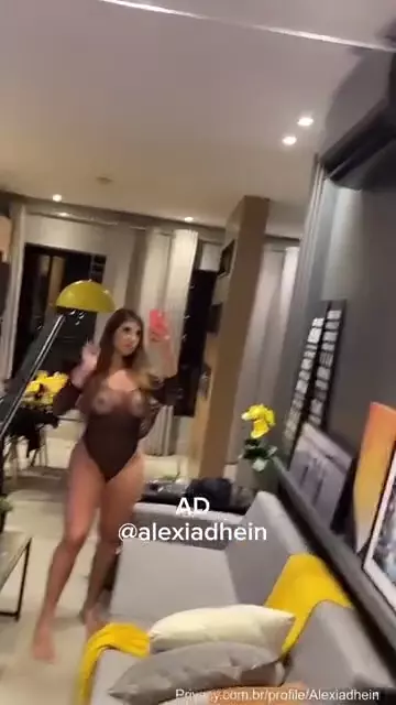 Alexiadhen aparece sin ropa y enseñando las tetas en el reflejo del espejo