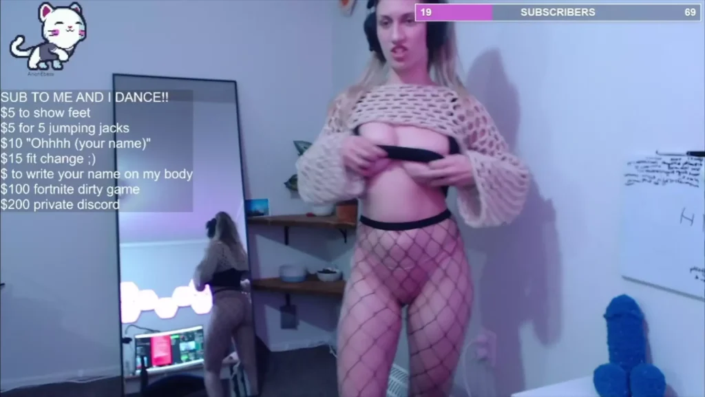 Anonebess se muestra sin ropa e involuntariamente enseña sus pechos en un vídeo de Twitch