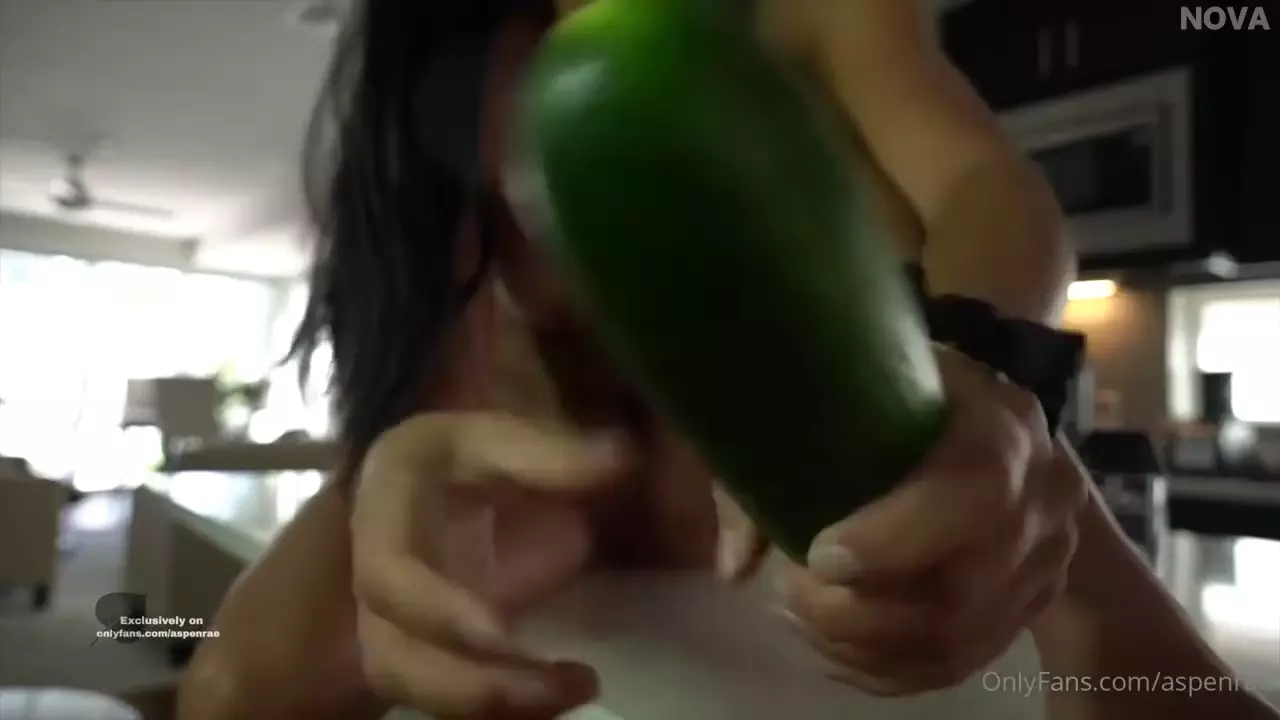 Aspen Rae masturbación vegetal desnuda - Video filtrado de Onlyfans