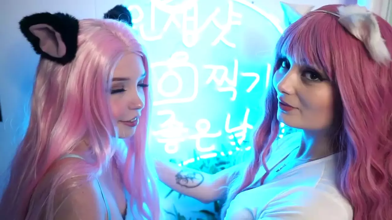 Belle Delphine 'Tinkercat' lesbiana desnuda yace en la naturaleza