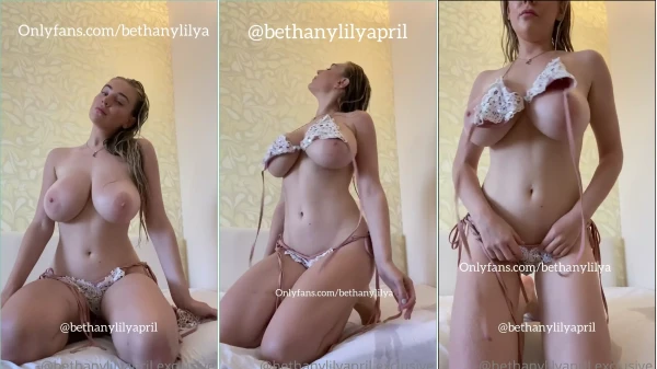 Bethanylilyapril, la ardiente rubia, luce sus preciosos pezones mientras se quita el sujetador y sacude sus pechos