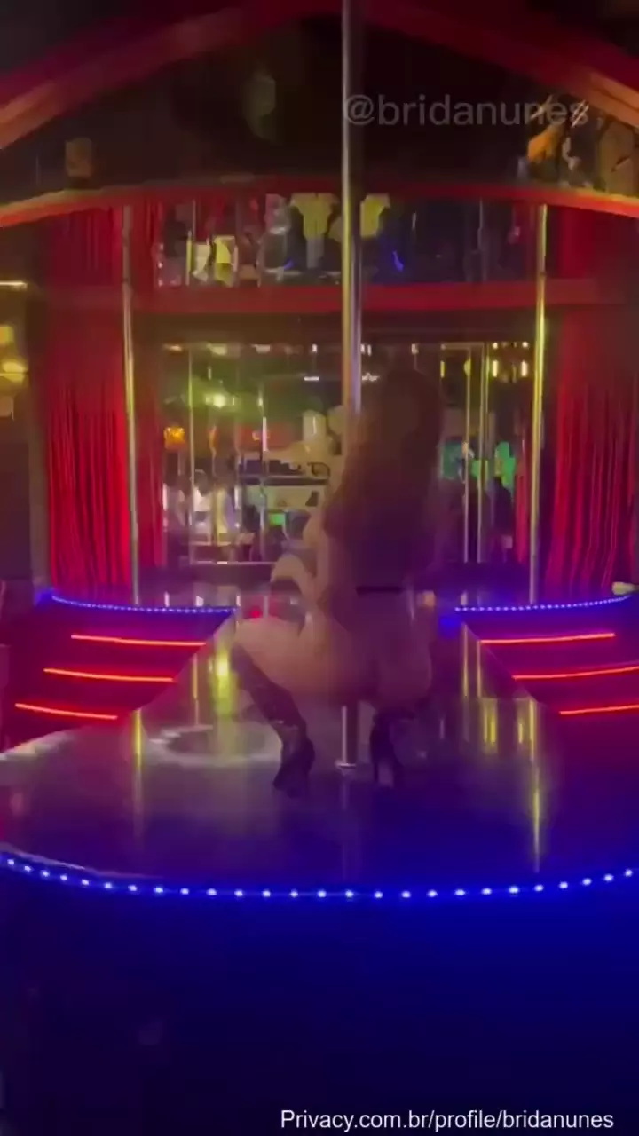 Brida Nunes realizando un show de striptease en el prostíbulo T0r8 de contenido para adultos