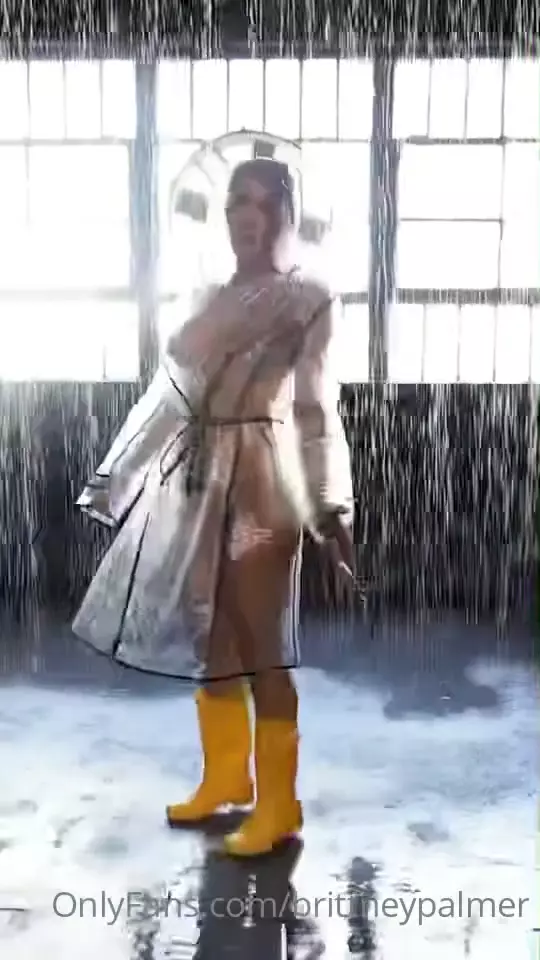 Britney Palmer impermeable desnuda, video filtrado de Onlyfans