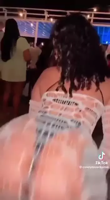 Carolayne Rocha meneando su prominente trasero en la celebración en ajustada ropa interior