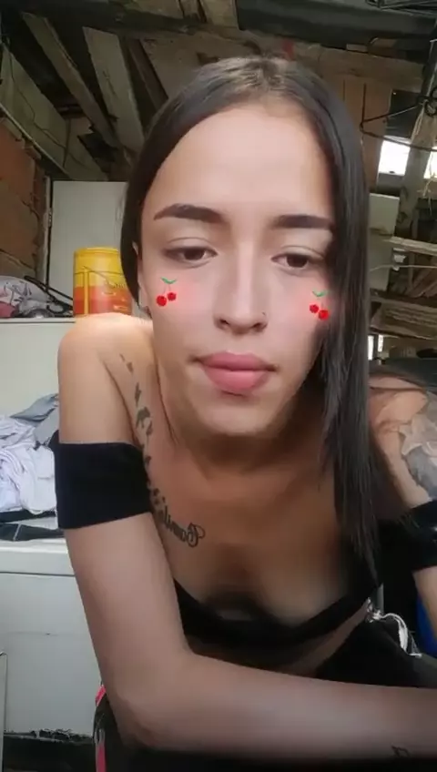 Chica nueva de la comunidad mostrando su coño frente a la camara online