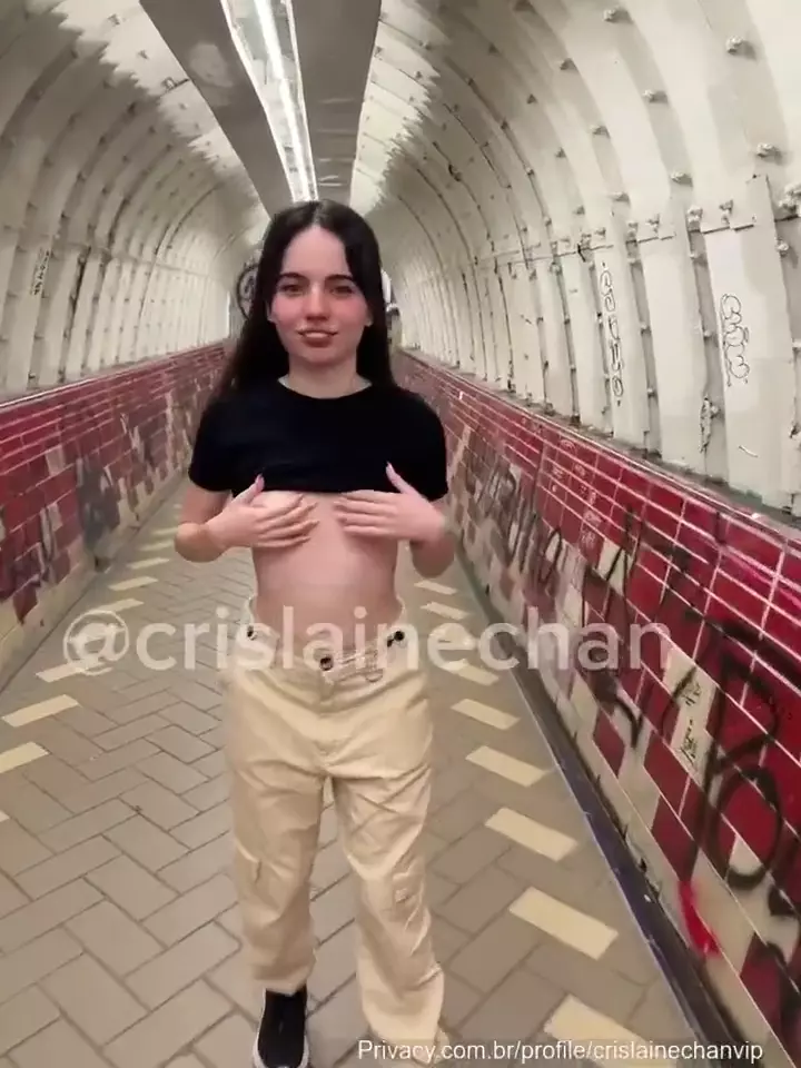 Crislaine Chan expone su pecho natural en un lugar público del metro