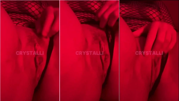 Crystalli fue captada divirtiéndose en video casero filtrado, disfrutando de un momento de placer