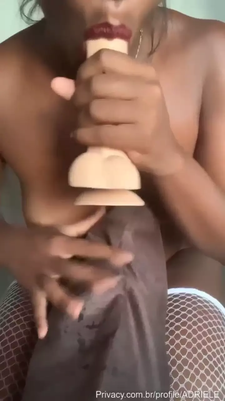 Dris Souza practicando sexo oral y practicando español con un juguete sexual