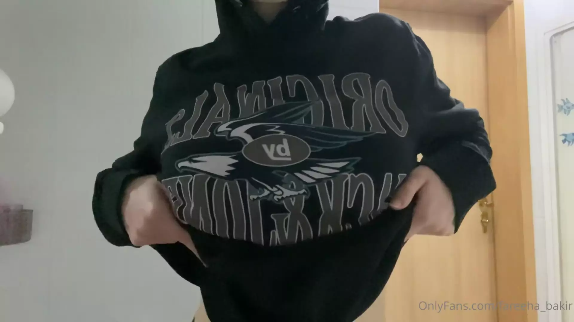 Fareeha Bakir: video filtrado de Onlyfans con sudadera con capucha Titty Drop