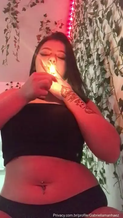 Gabriella Manhaez aparece fumando un porro y presumiendo en internet súper emocionada