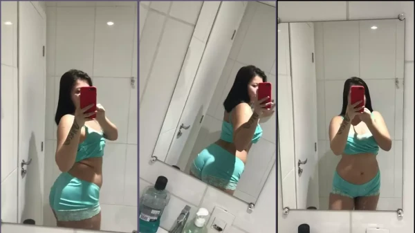 Gabriella Manhaez muestra su curvilíneo cuerpo frente al espejo